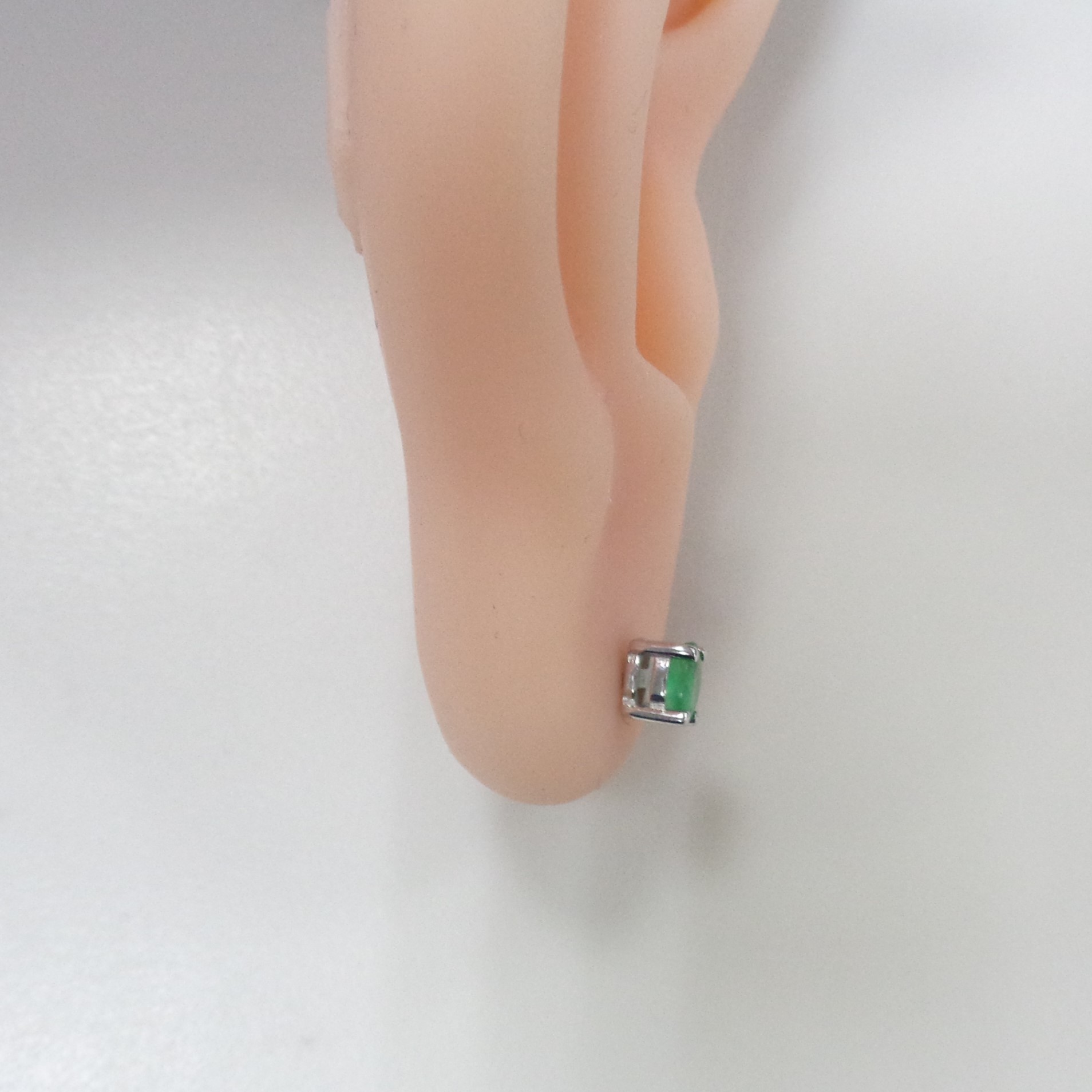 Серебряные серьги-пусеты с изумрудами